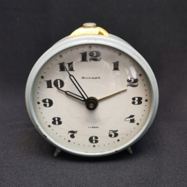 Часы-будильник Янтарь, 4 камня, требуют профилактики. СССР